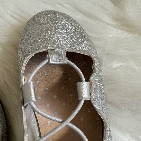 EUC Carter’s Toddler Girl Silver Glittery Dress Shoes SZ 6🤍 - Picture 7 of 8